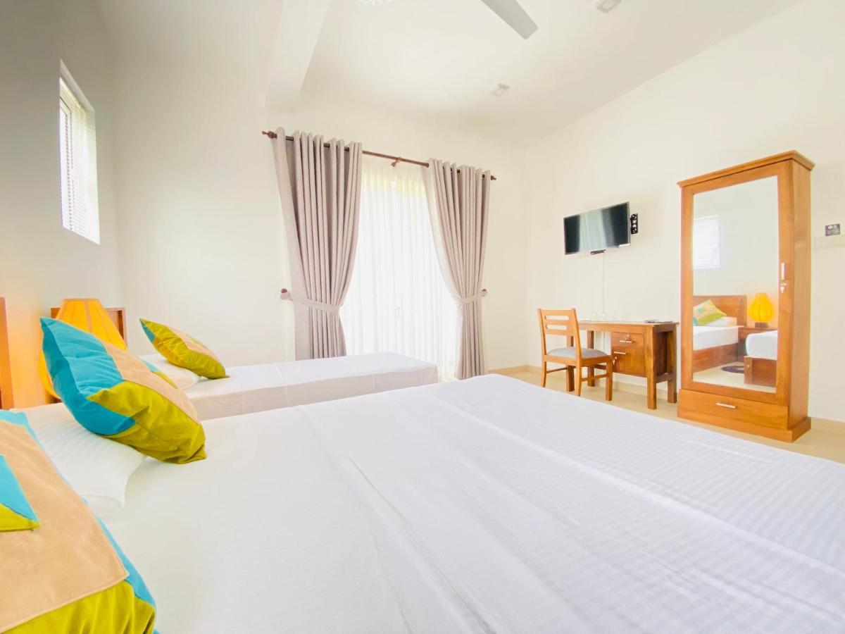 Srimadis Villa Near Airport - Негомбо Экстерьер фото