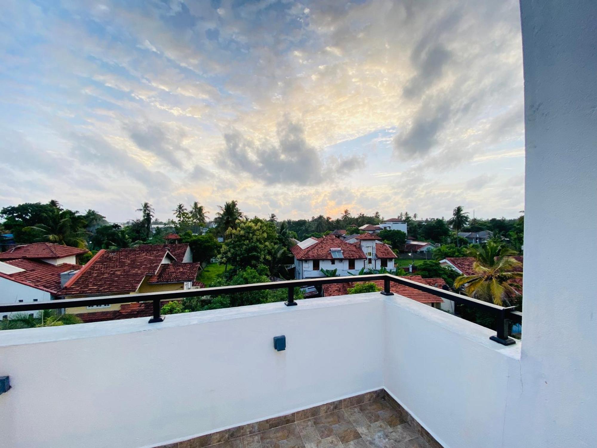 Srimadis Villa Near Airport - Негомбо Экстерьер фото